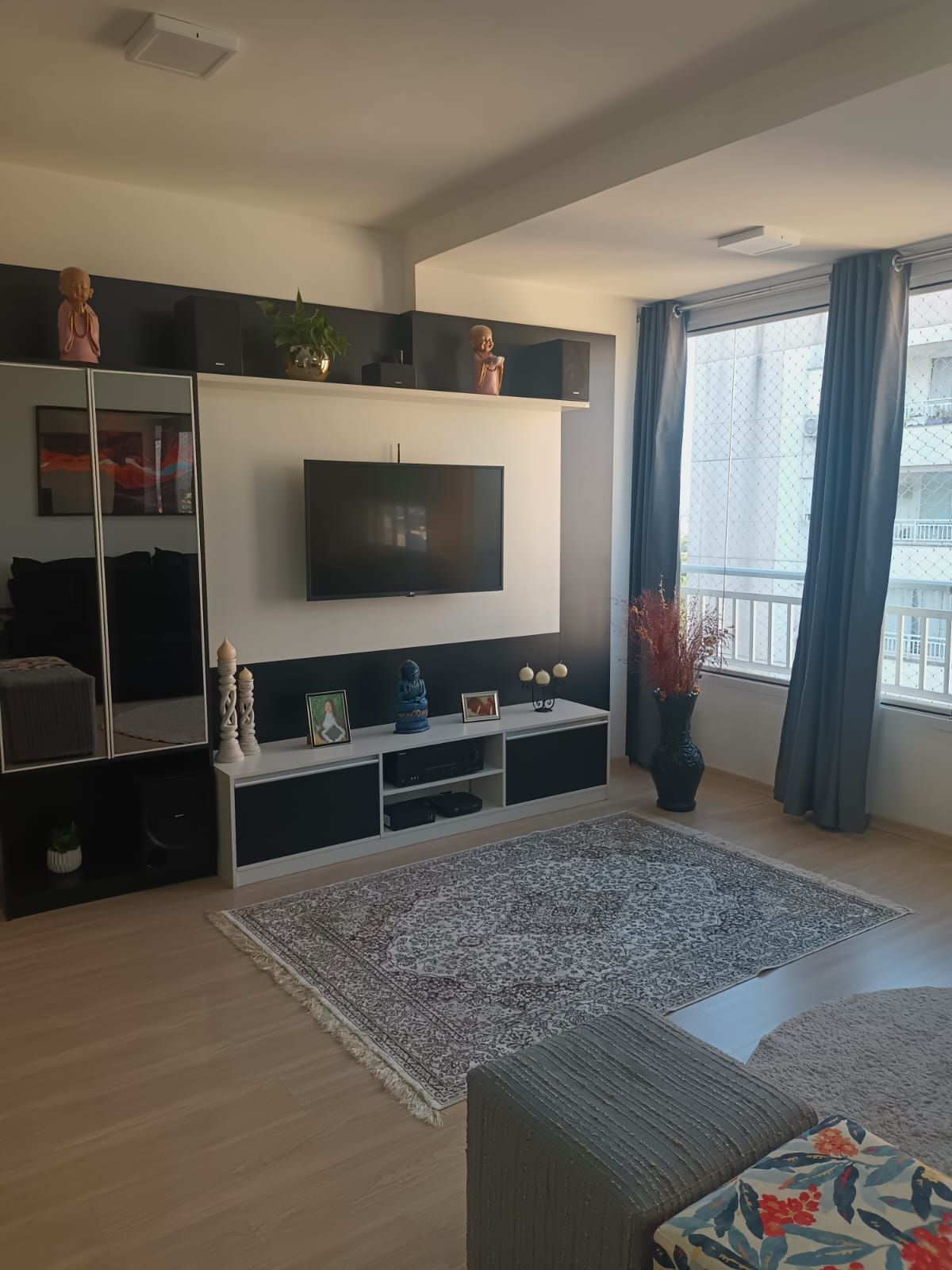 Apartamento de 3 dormitórios com living estendido, semi mobiliado, suíte e churrasqueira.