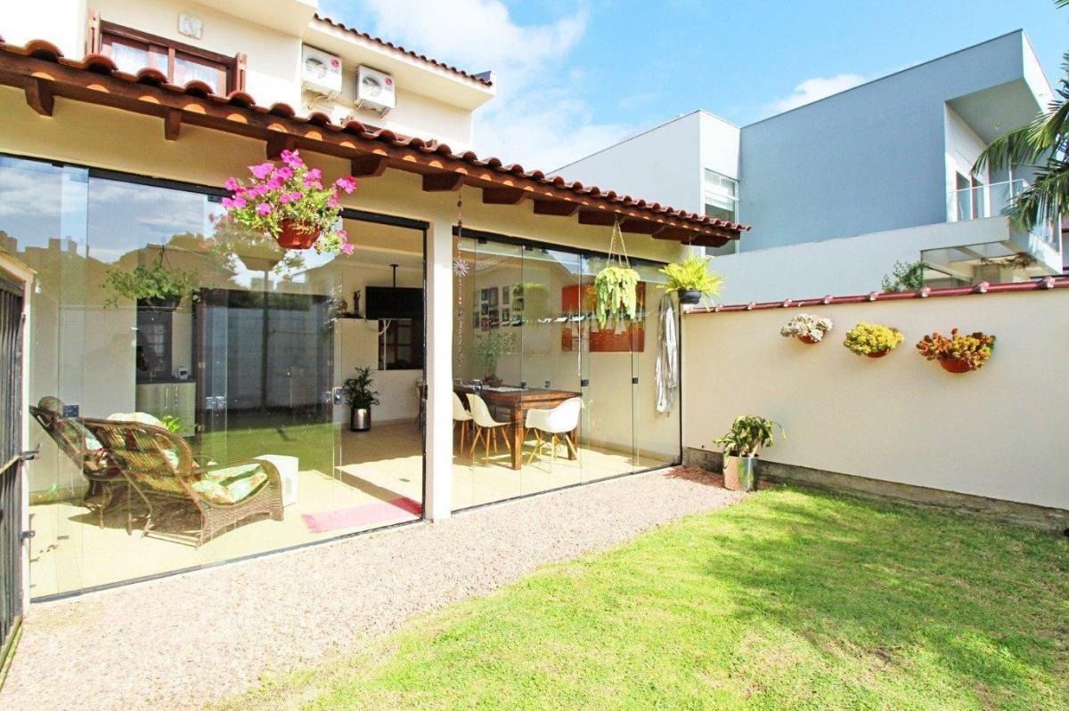 Casa Semimobiliada com 191m² em Condomínio