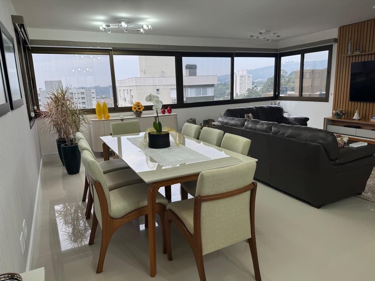 Apartamento semi-mobiliado, 3 dormitórios e 2 vagas no Jardim Planalto