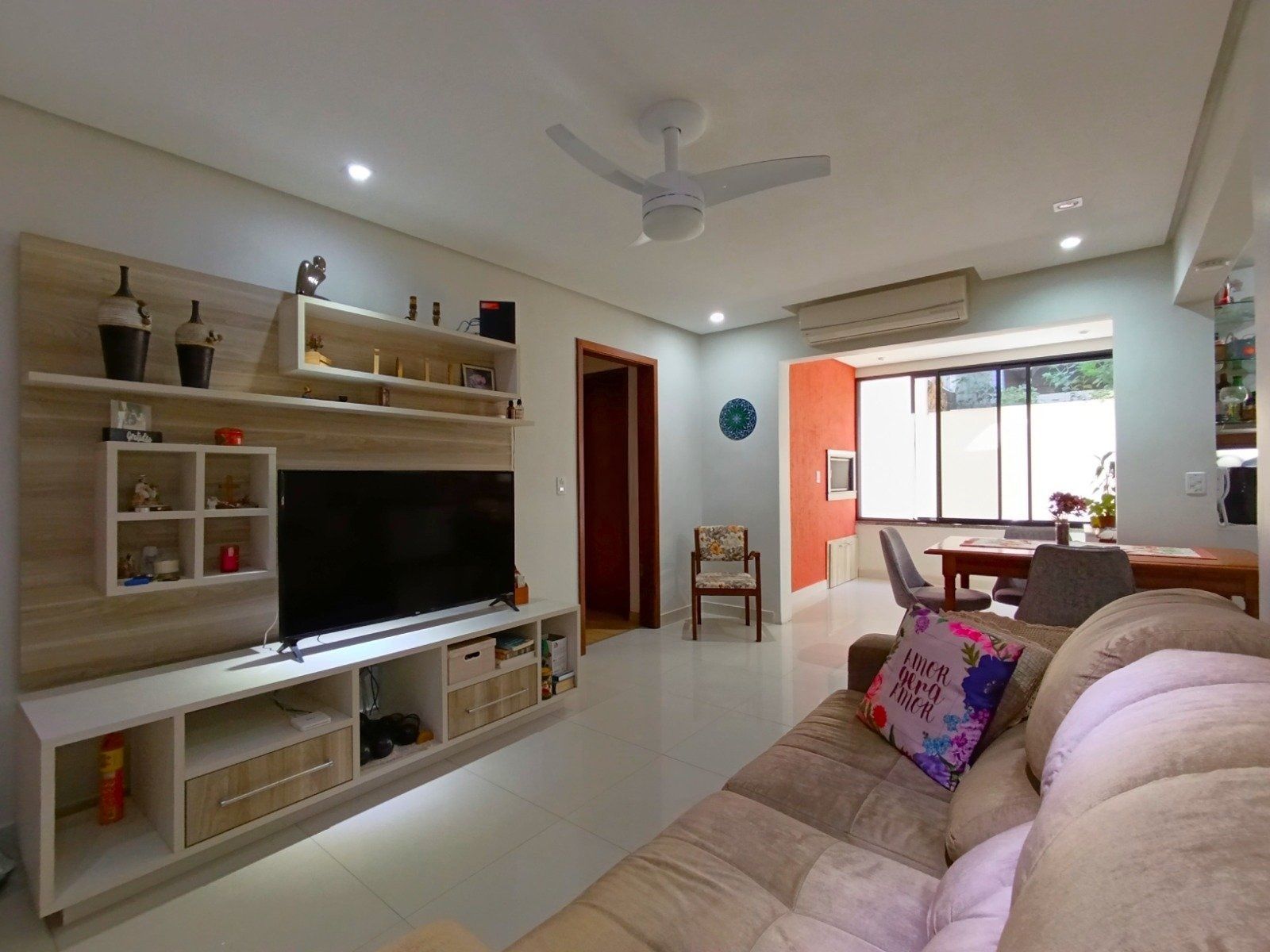 Apartamento de 2 dormitórios com suíte, sacada e churrasqueira.