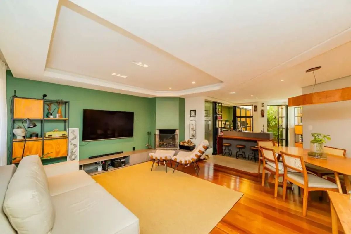 Casa em condomínio com 3 dormitórios, revertido em 2, suíte e 2 vagas.