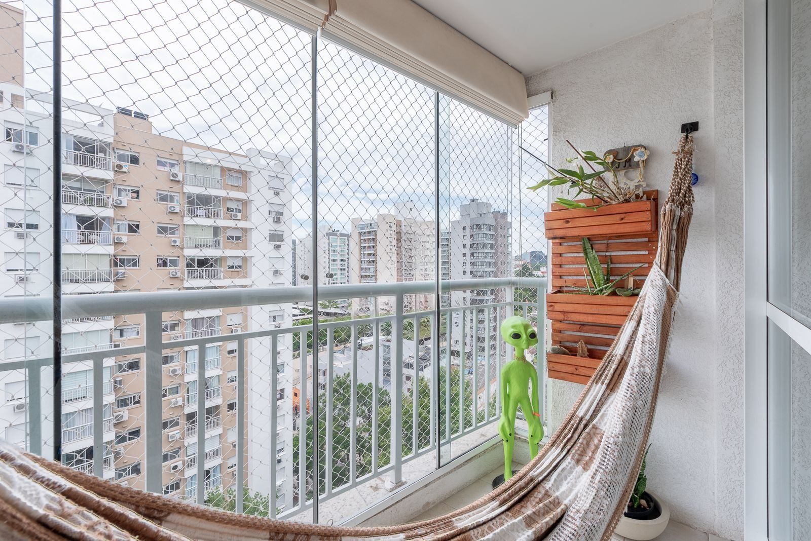 Apartamento mobiliado com sacada, churrasqueira e vaga.
