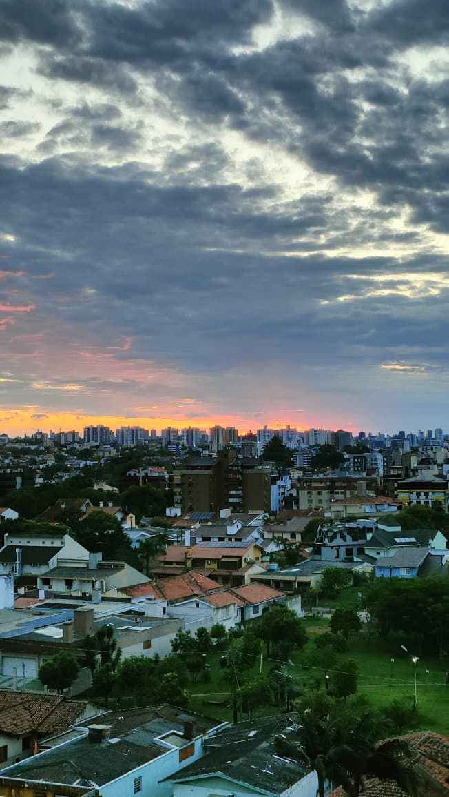 Lindo apartamento 2 dorm, 1 vaga semi mobiliado, vista livre na Ary Tarrago