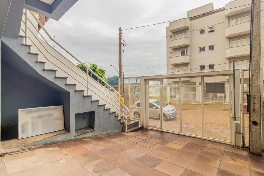 Casa com 3 dormitórios, suíte, lavabo e amplo pátio.