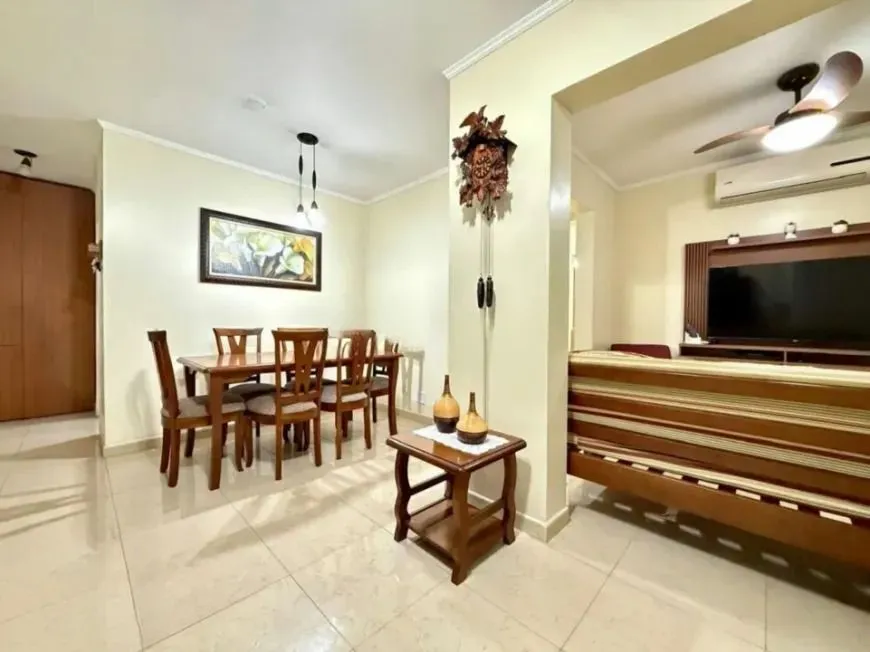 Apartamento com 3 dormitórios, sacada e churrasqueira.