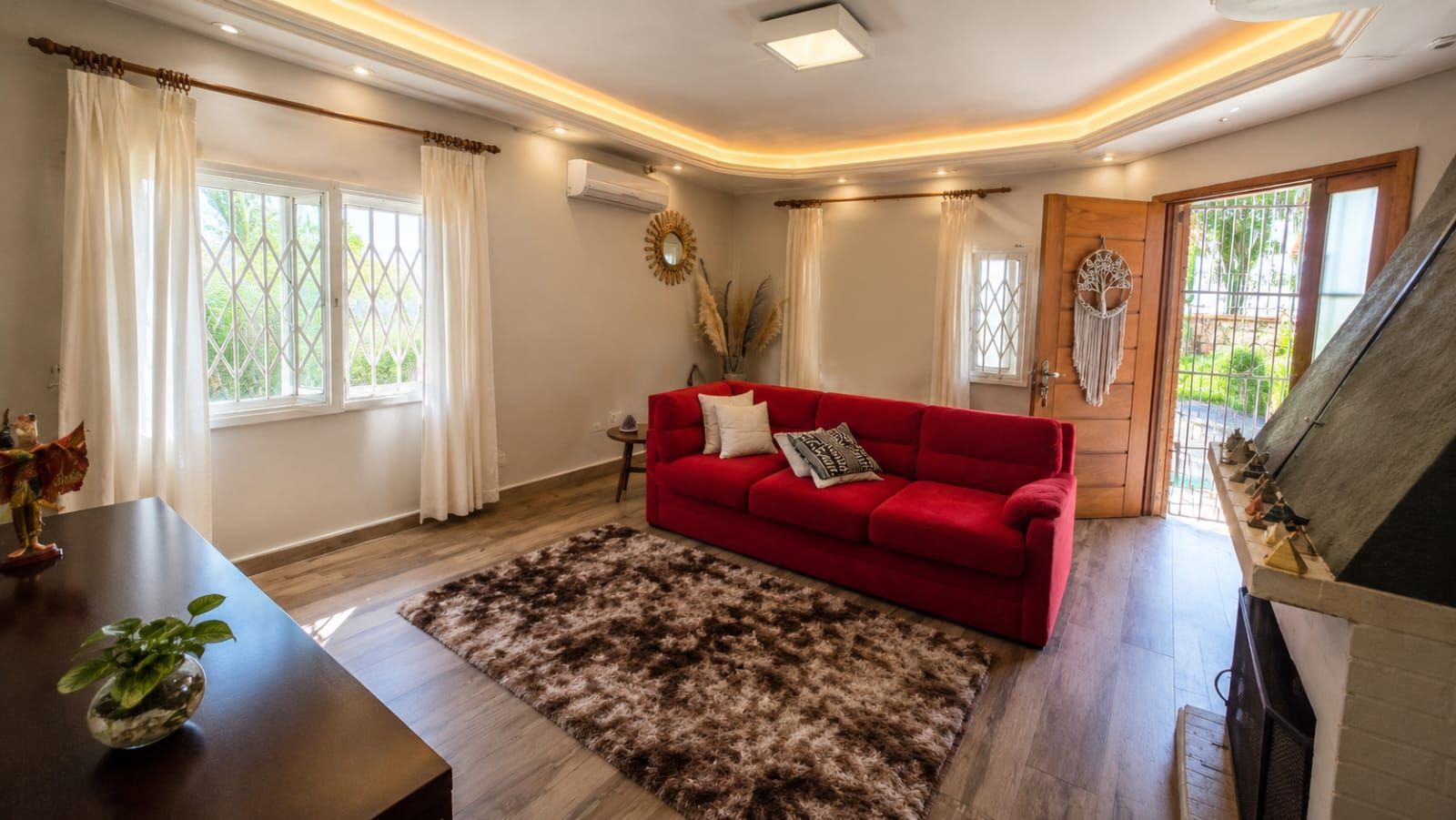 Casa com 3 dormitórios, amplo pátio e lareira — foto 3