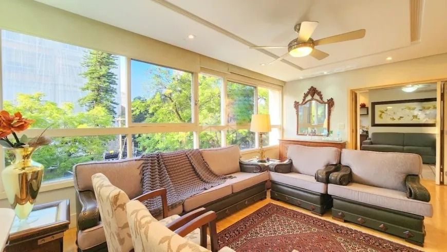 Apartamento 3 dormitórios, suíte, semimobiliado e duas vagas de garagem.
