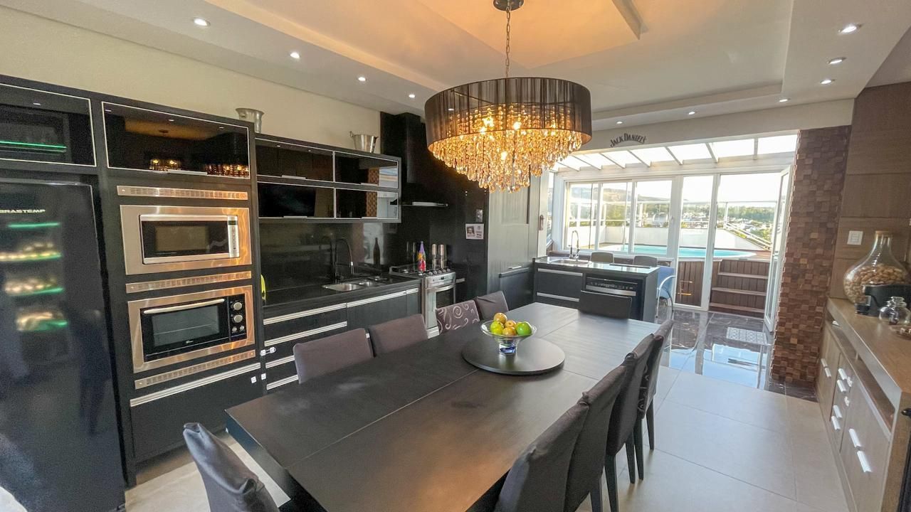 Cobertura mobiliada com piscina e vista 360° no Jardim Planalto – POA