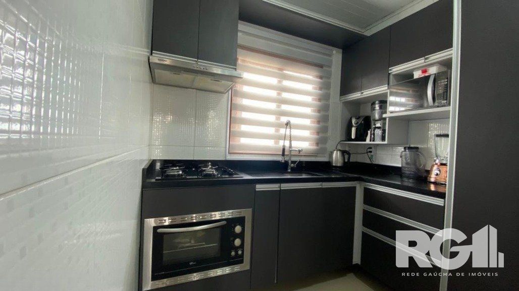 Casa à venda com 2 quartos, 56m², 3 vagas, Rua Seis de Novembro no bairro Mário Quintana em Porto Alegre