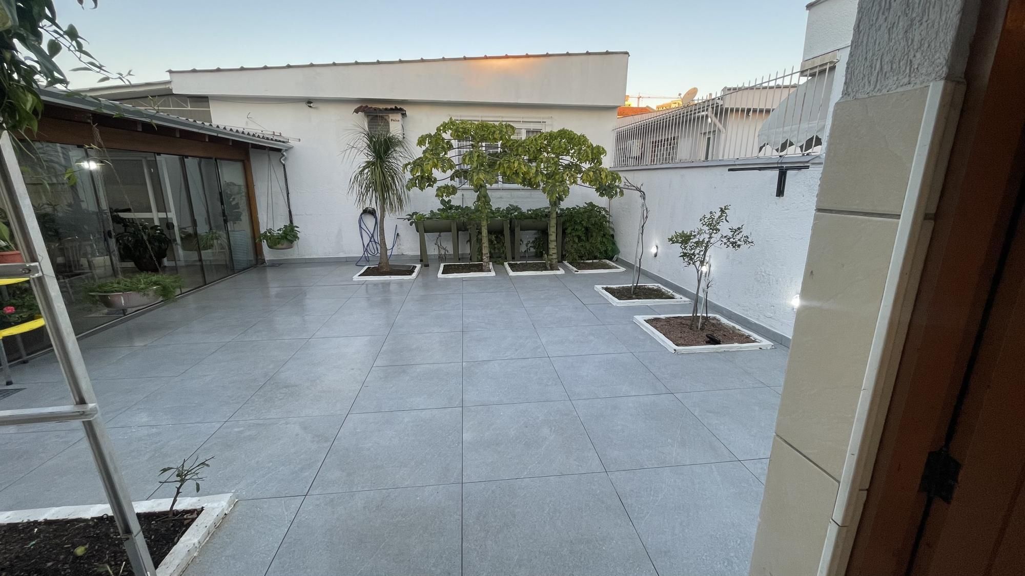 Casa com 3 dormitórios, suíte, churrasqueira, espaço gourmet e amplo pátio.