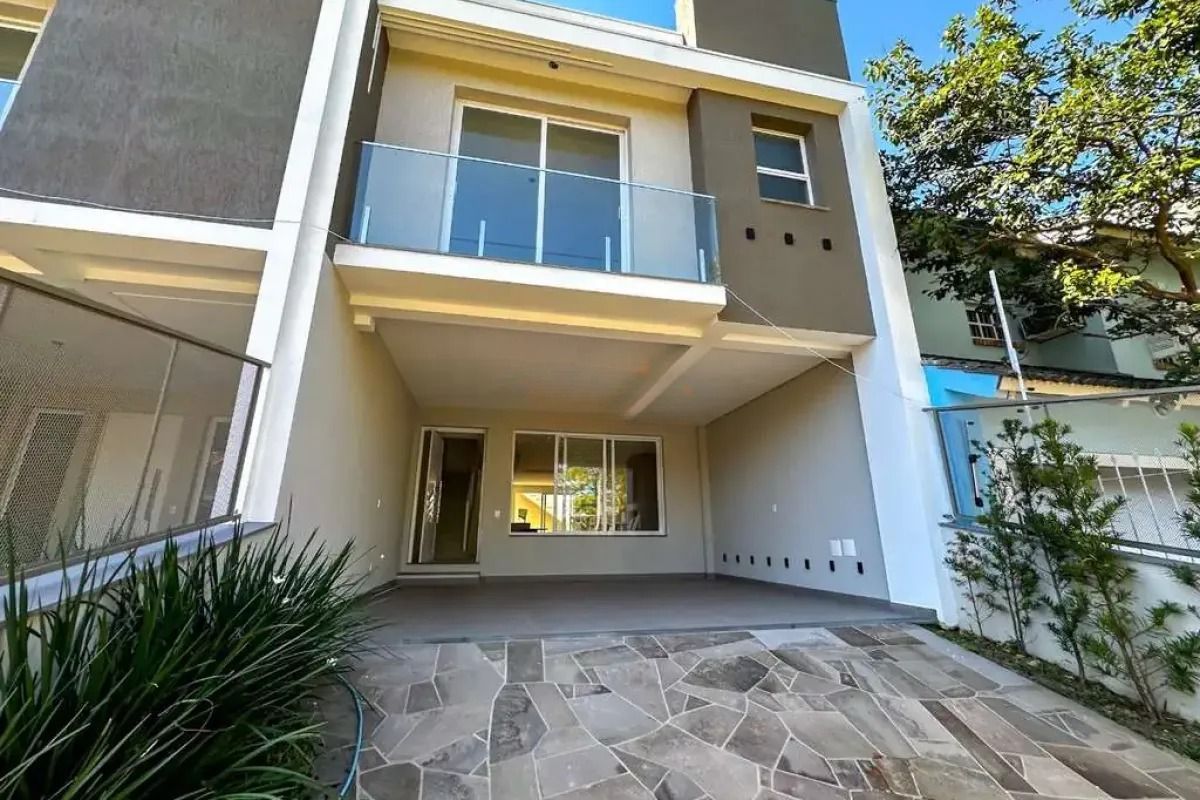 Casa com 3 dormitórios, suíte, churrasqueira, lareira e 2 vagas de garagem.