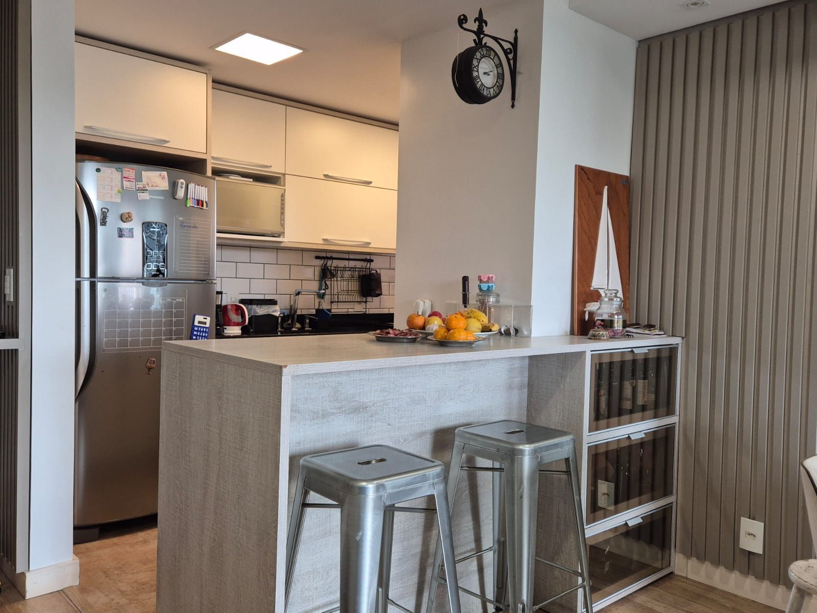 Apartamento Semimobiliado com Living Estendido no Alto Petrópolis