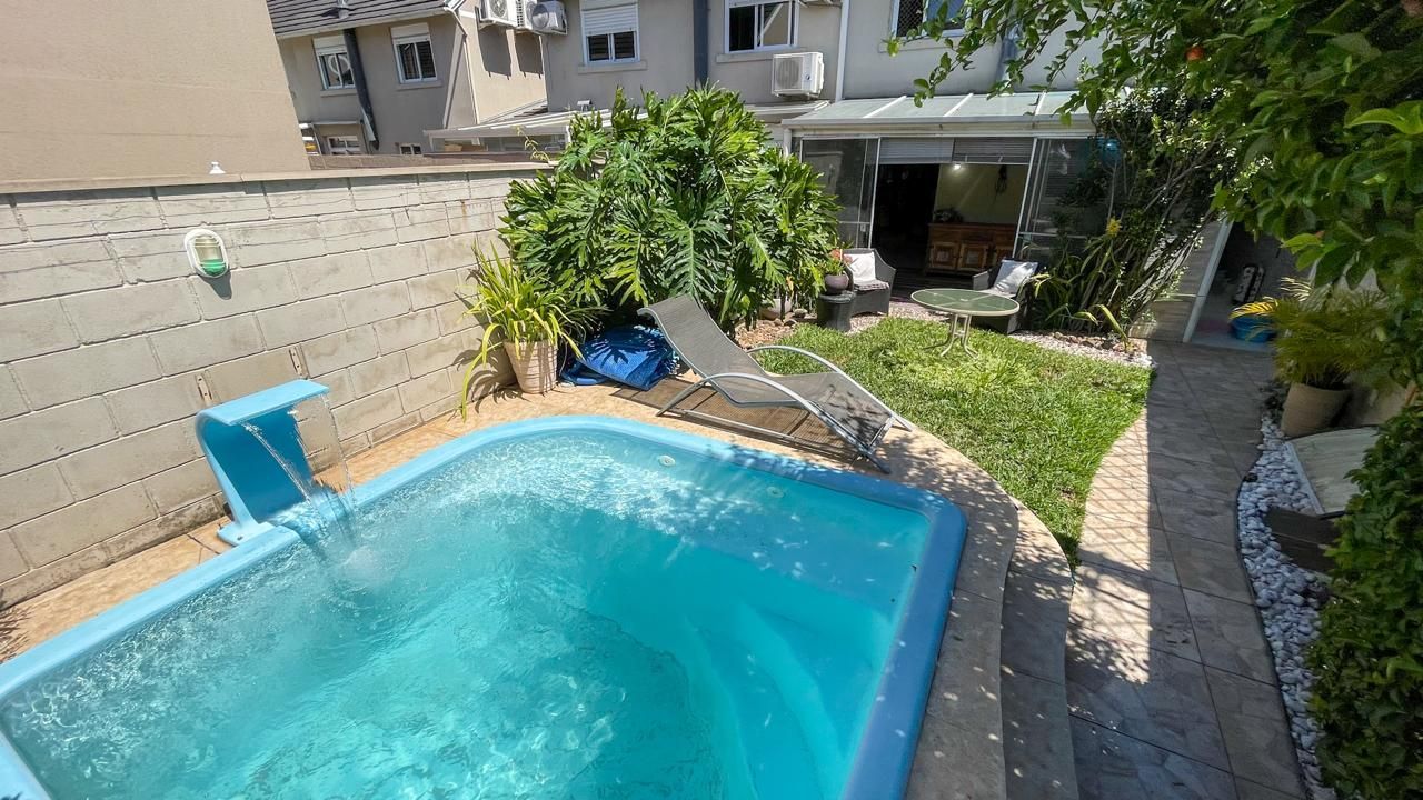 Casa em Condomínio 4 Dormitórios com Suíte no Lindoia - Porto Alegre