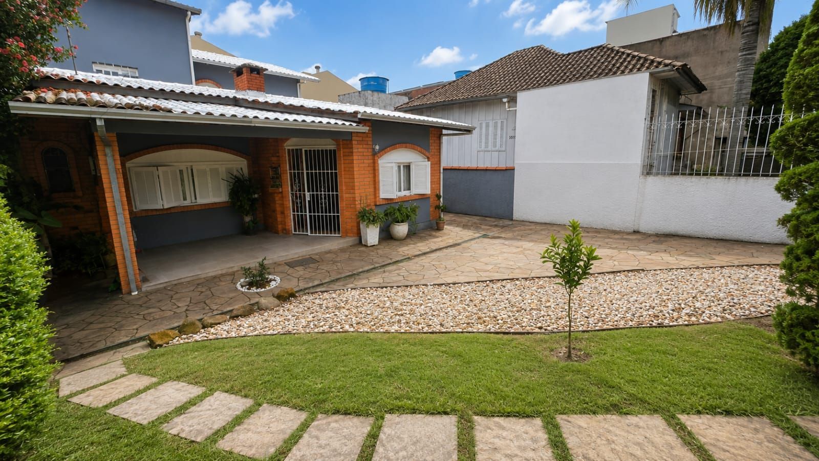 Casa com 3 dormitórios, amplo pátio e lareira — foto 2