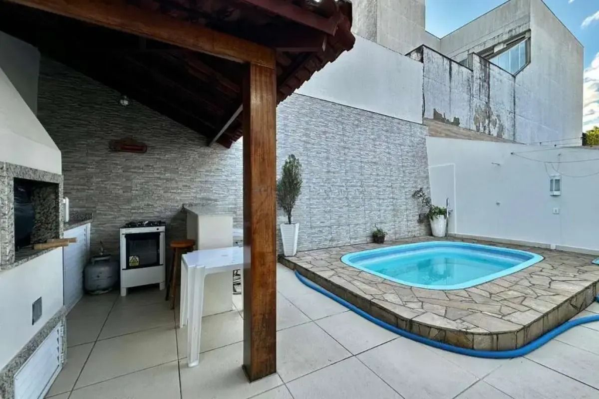 Casa em condomínio com 2 dormitórios, suíte e 2 vagas