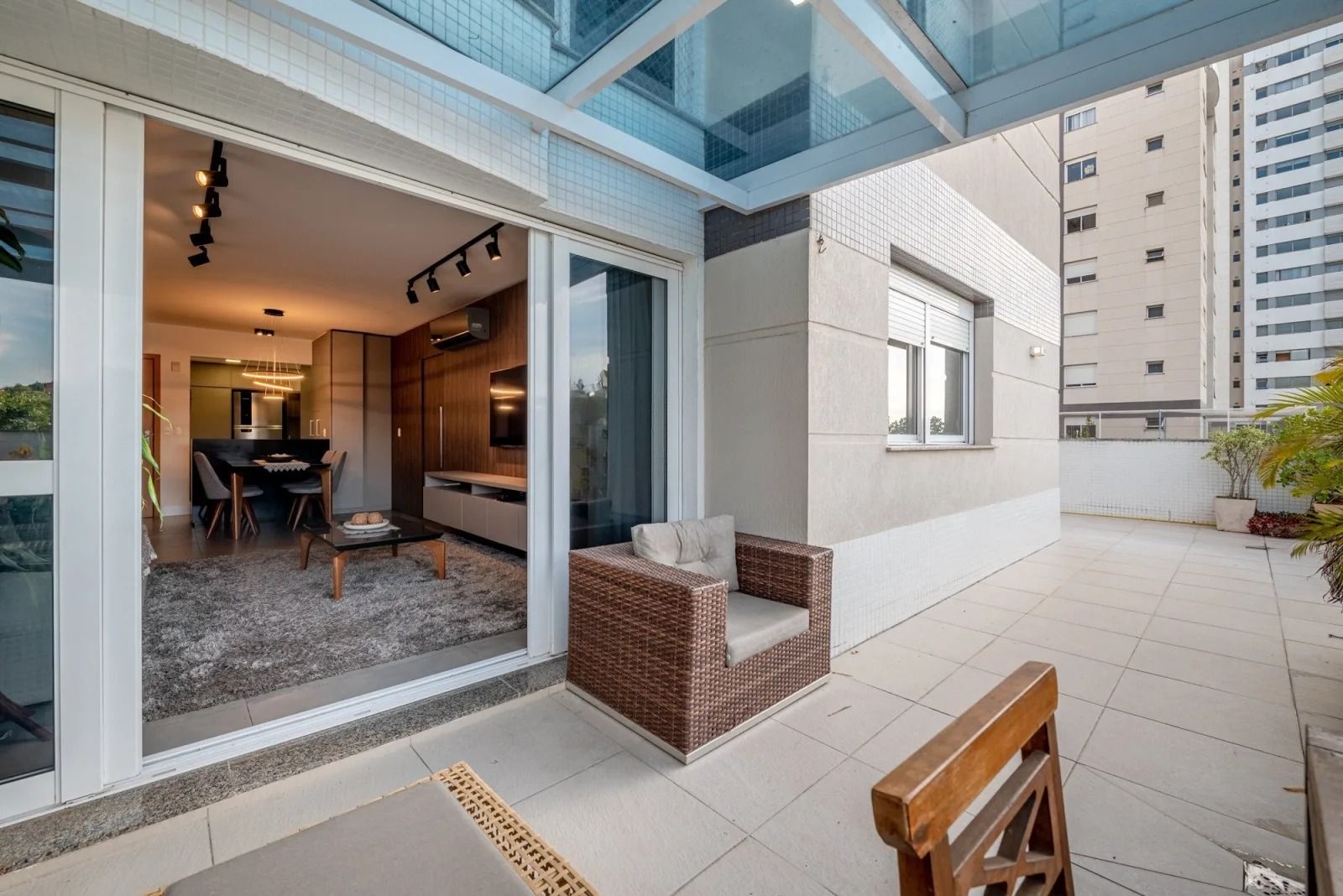 Apartamento à venda com 3 quartos, 178m² - Foto 2