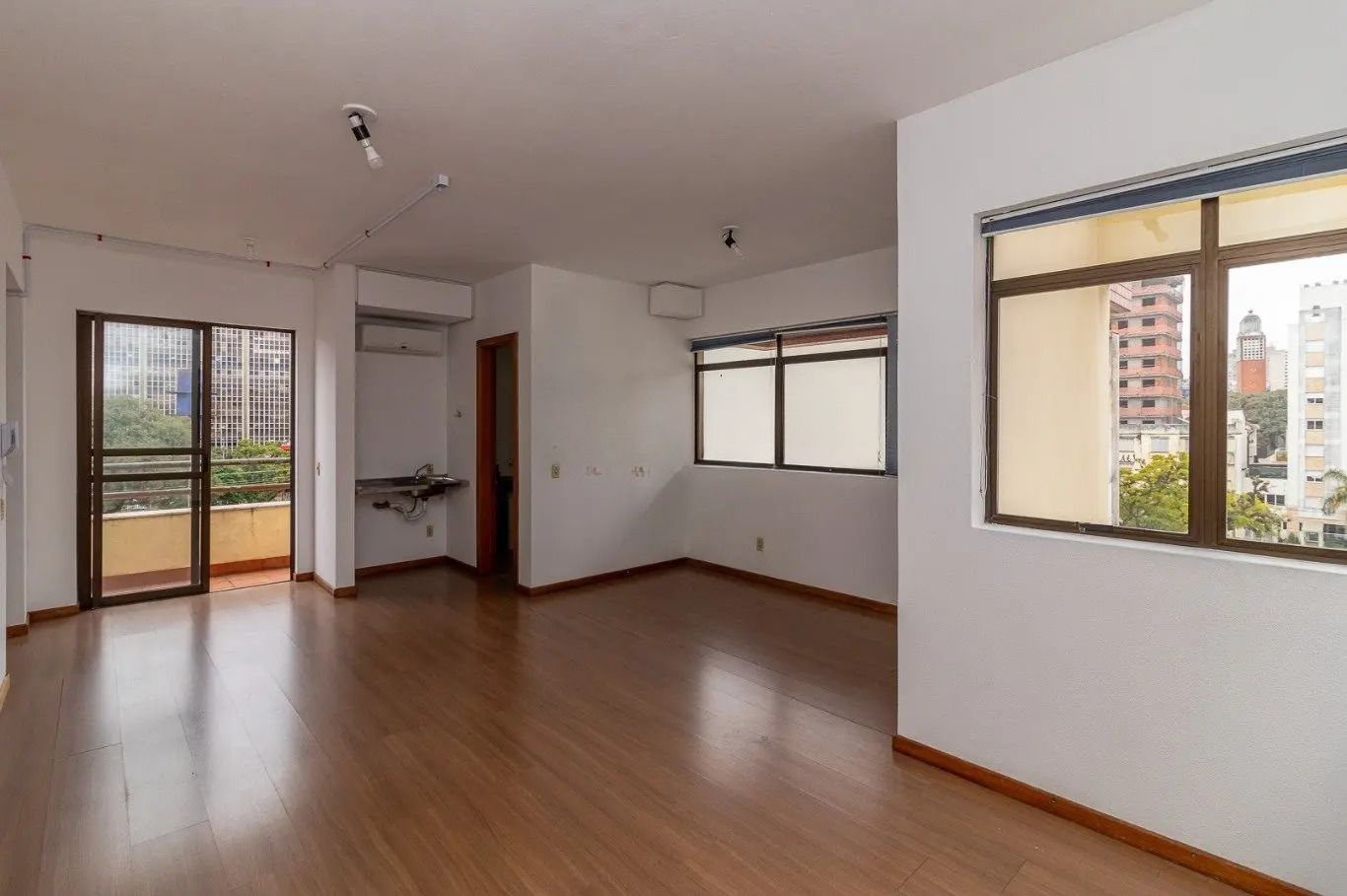 Sala Comercial à venda com 40m², 1 vaga no bairro Menino Deus em Porto Alegre