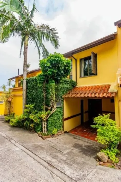 Casa de Condomínio com 3 Quartos - Proximo ao Iguatemi