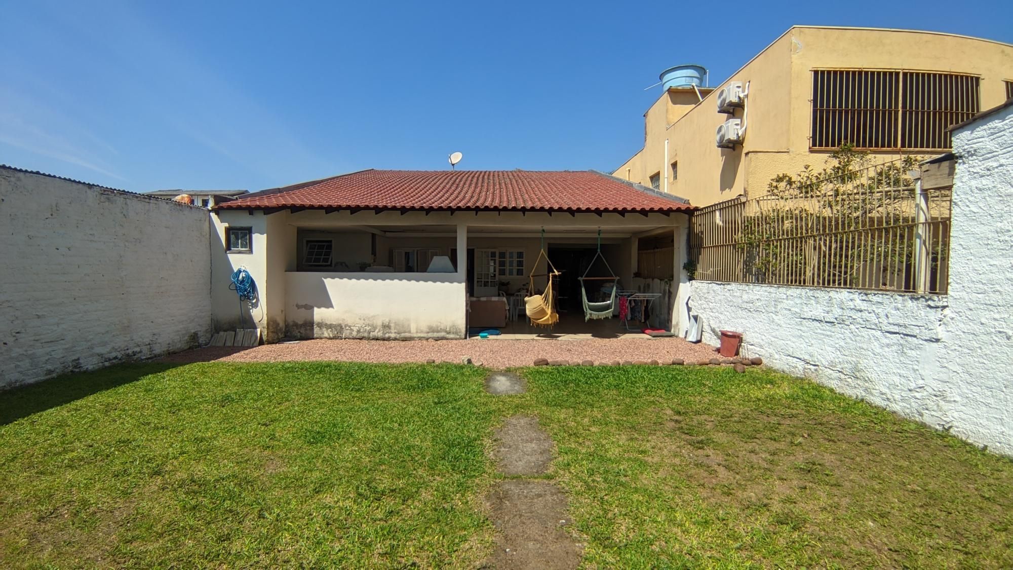 Casa com 3 suítes e pátio amplo no Jardim Itú em Porto Alegre