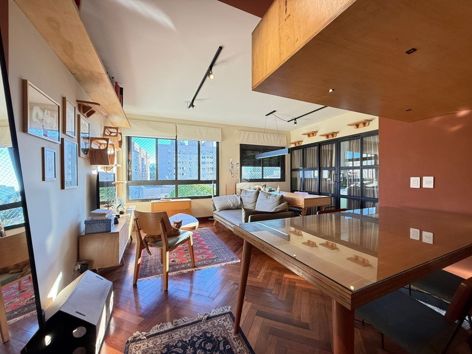 Apartamento com 2 dormitórios, suíte e churrasqueira.