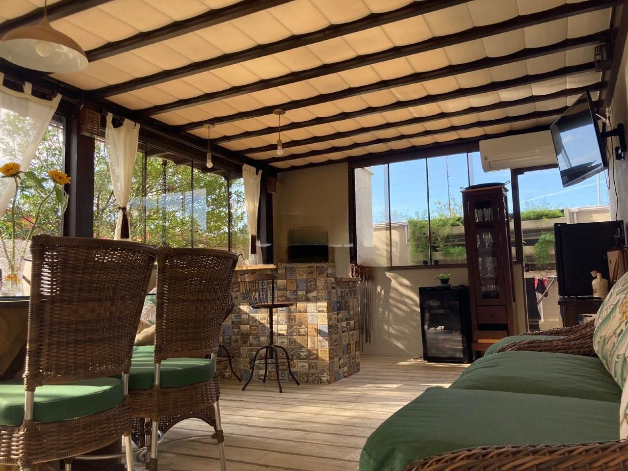 Casa/Sobrado Semimobiliado com 3 Dormitórios, Suíte e Amplo Pátio no Rio Branco