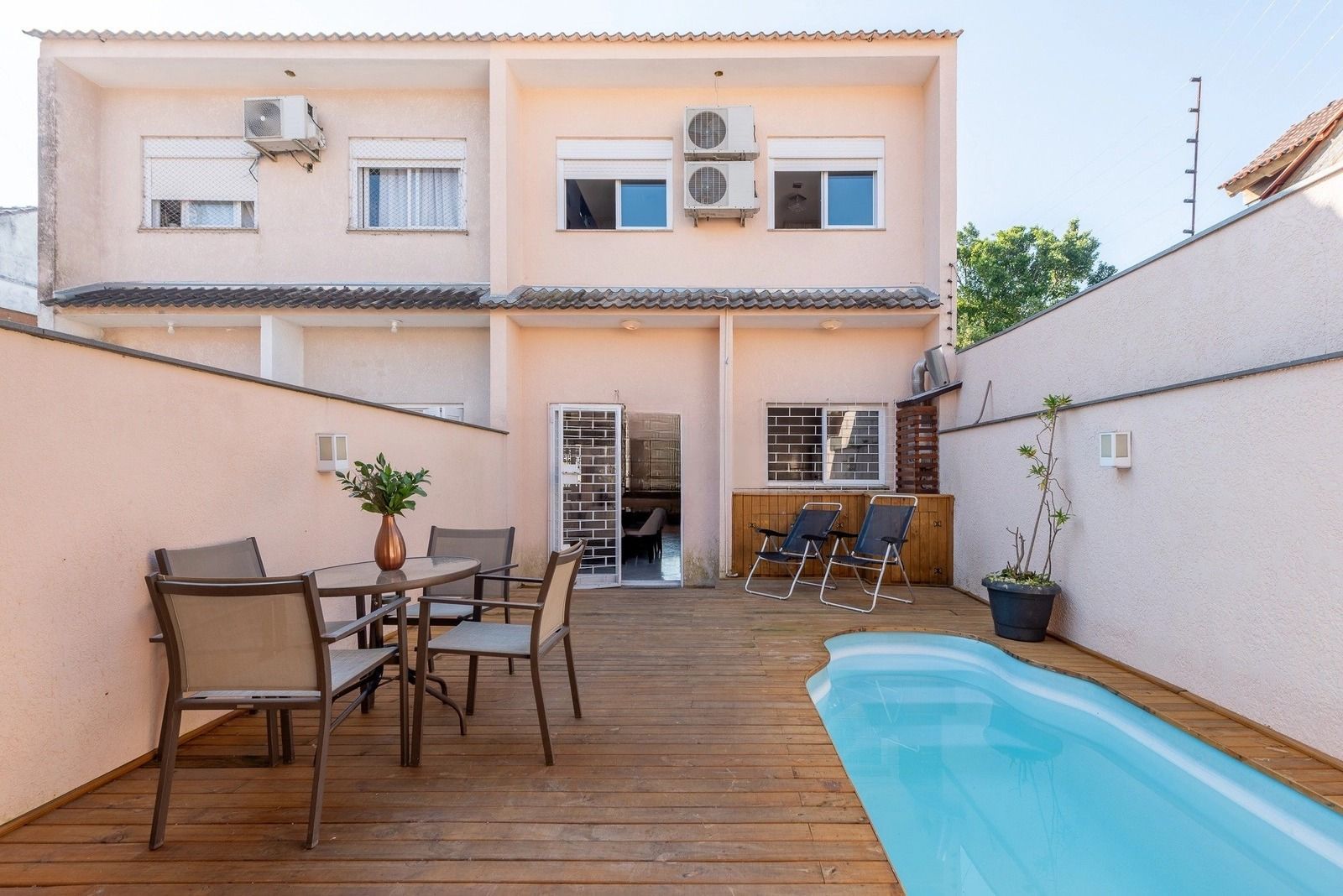 Sobrado moderno com 3 dor, suíte, piscina e espaço gourmet no Jardim Itu