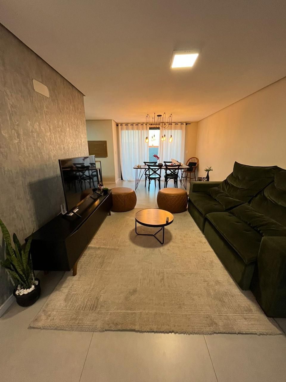 Casa em condomínio com 3 dormitórios, suíte e 2 vagas.