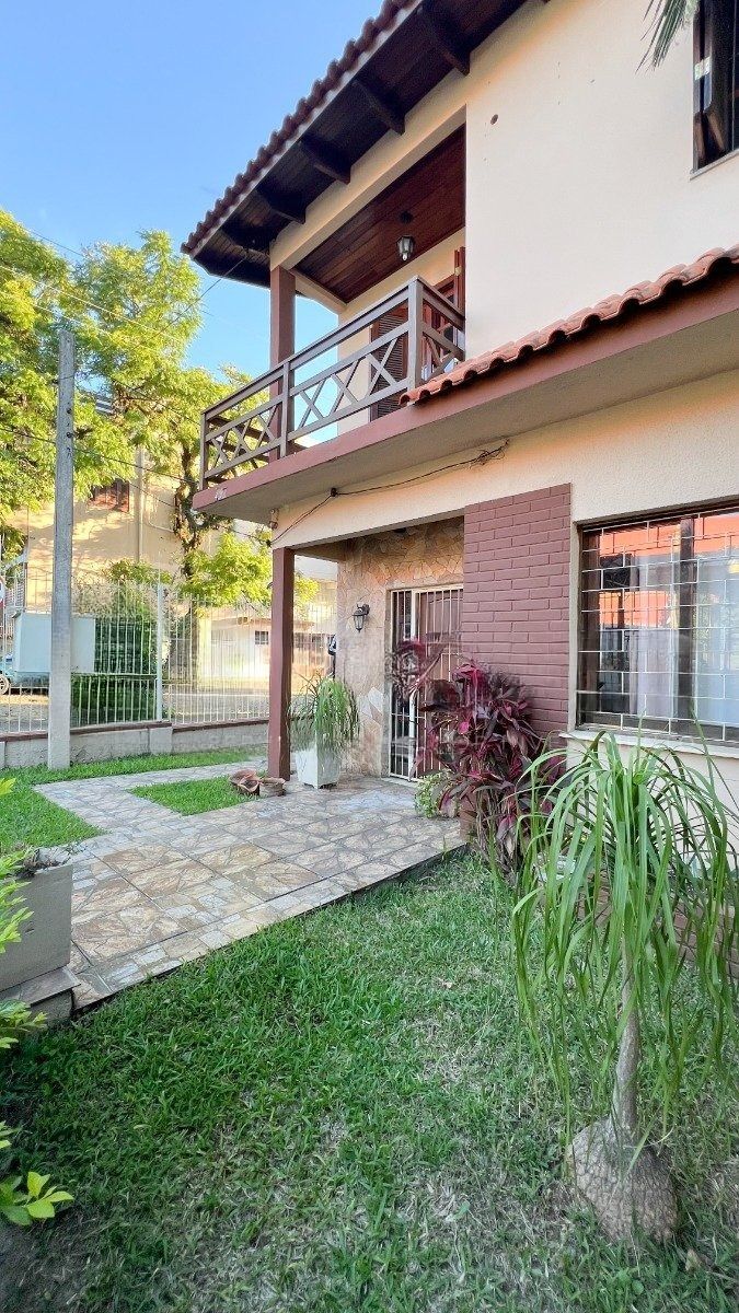 Casa à venda com 4 quartos, 241m² - Foto 1