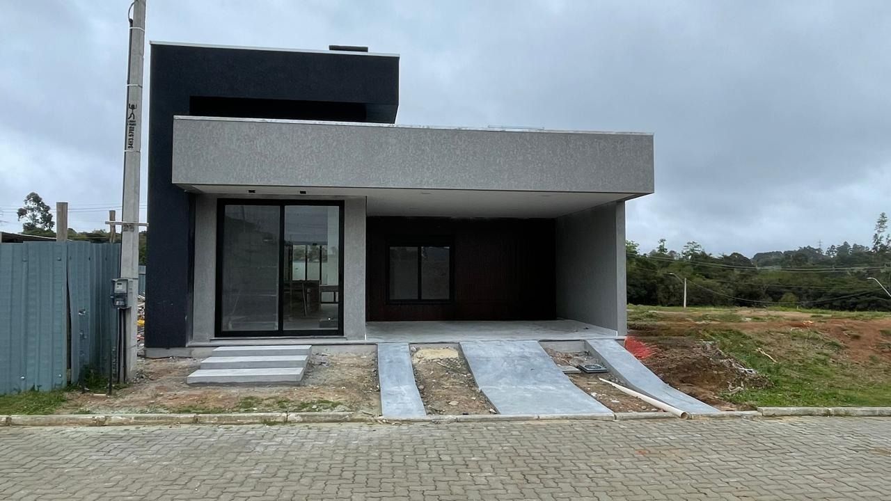 Casa em condomínio com 3 dormitórios, 2 suítes, churrasqueira, lareira e 2 vagas.