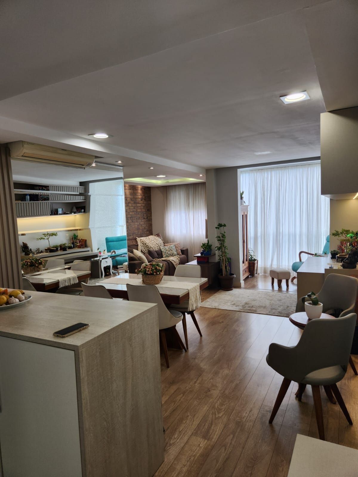 Apartamento Semimobiliado com Living Estendido no Alto Petrópolis