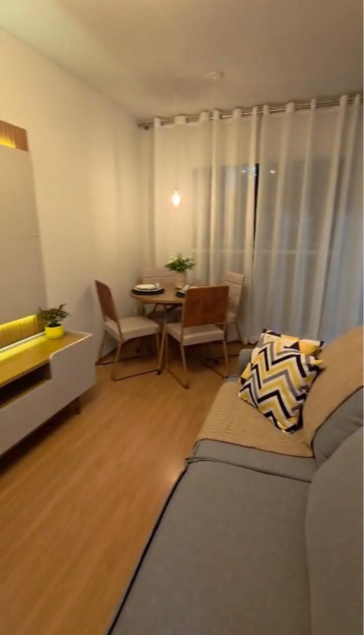 Apartamento com 2 dormitórios, semimobiliado e automatizado.