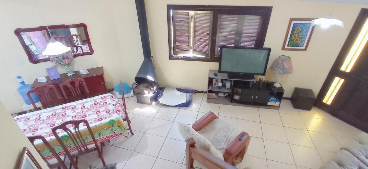 Casa com 4 dormitórios, sótão e amplo pátio próxima ao Hospital Cristo Redentor