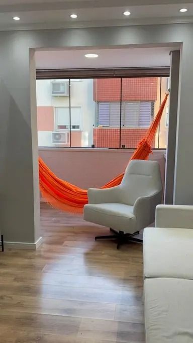 Apartamento com 2 dormitórios, suíte, sacada e churrasqueira. — foto 2