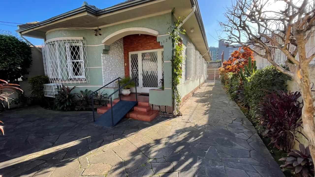 Casa com pátio com 3 dormitórios, 2 banheiros e 4 vagas.