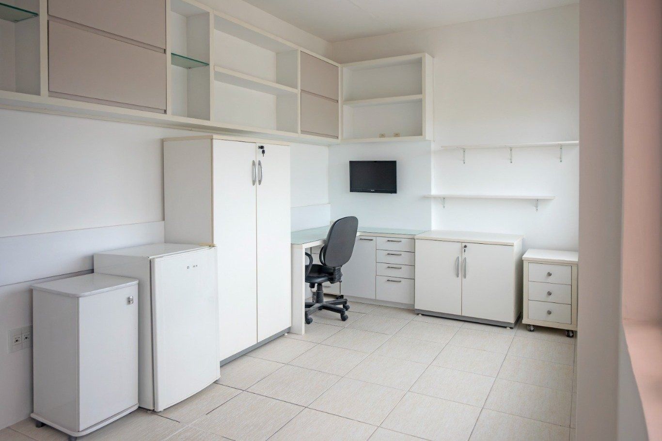 Ótima oportunidade de Sala comercial, semi-mobiliada na Av. Assis Brasil