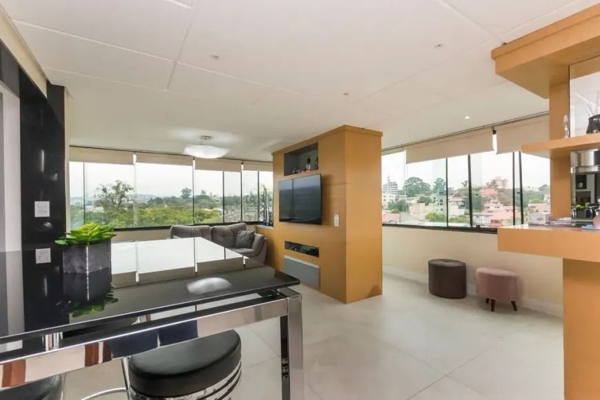 Cobertura com 3 dormitórios, suíte e 2 vagas.