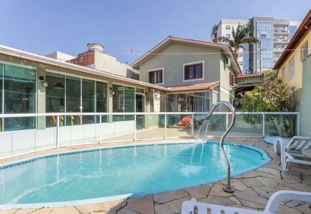 Casa térrea 100% mobiliada com 3 dormitórios, suíte, piscina e 3 vagas.