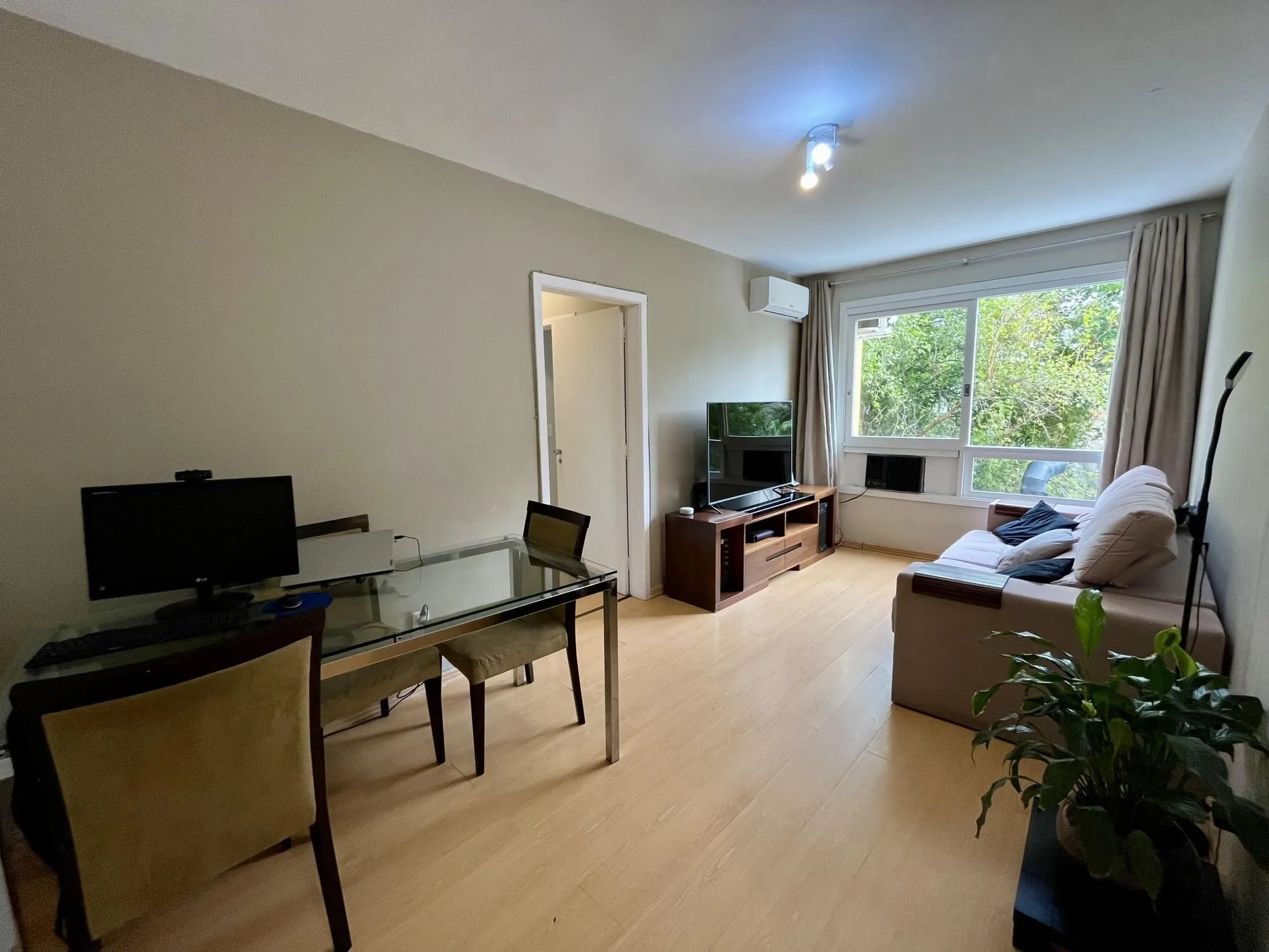 Apartamento, 2 dormitórios no bairro Passo da Areia em Porto Alegre para Comprar