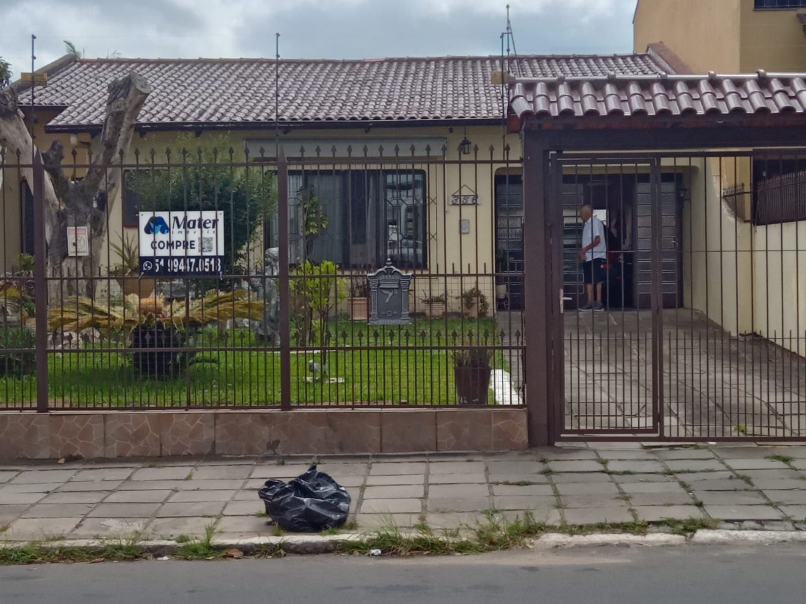 Casa com 3 dormitórios suíte , garagem para 3 carros !