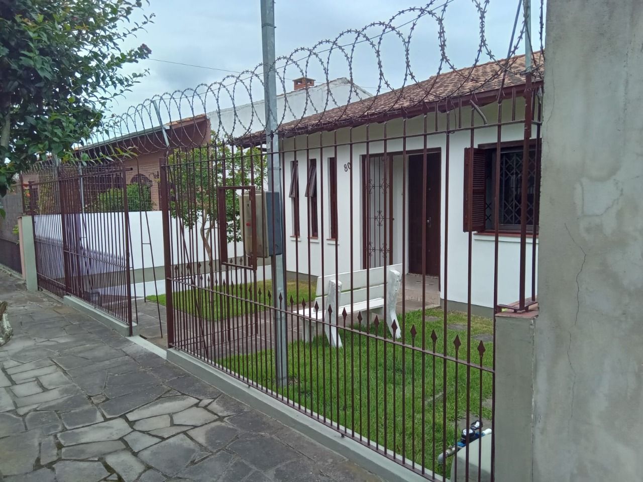Casa com 3 dormitórios , 2 vagas de garagem fechada !