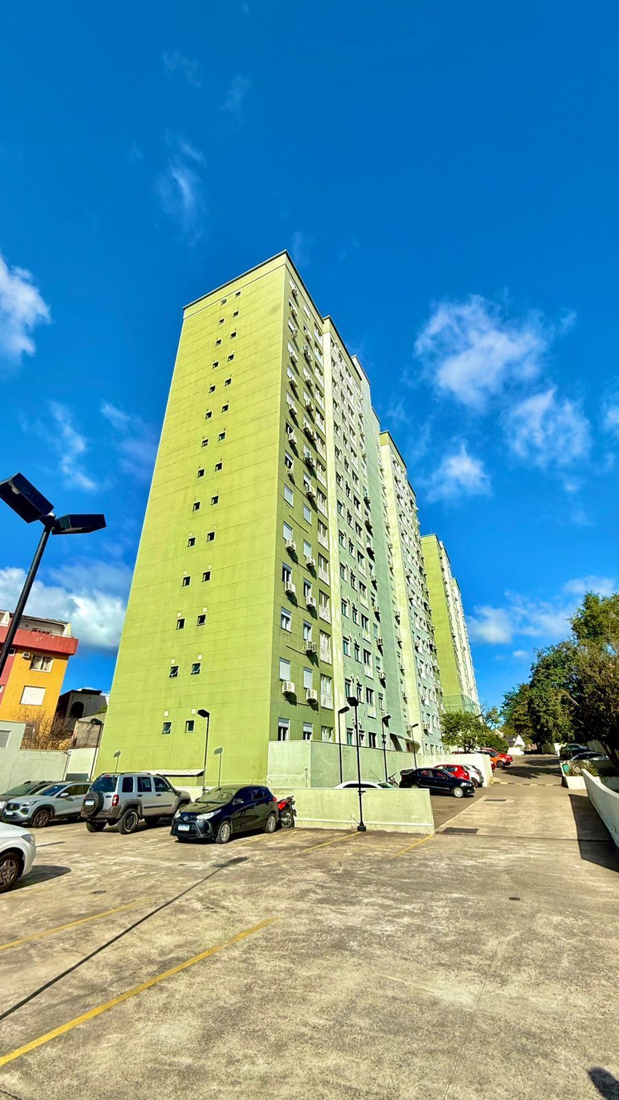Apartamento com 02 quarto (01 suíte) e 01 vaga no Bairro Glória