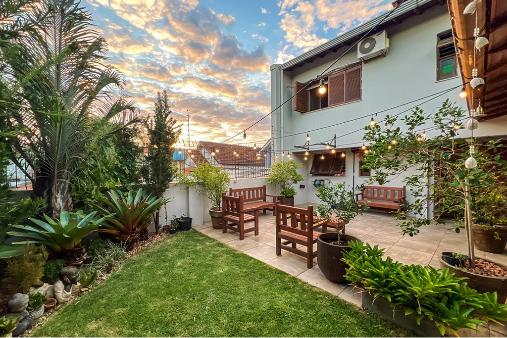 Casa à venda com 4 quartos, 246m² - Foto 1