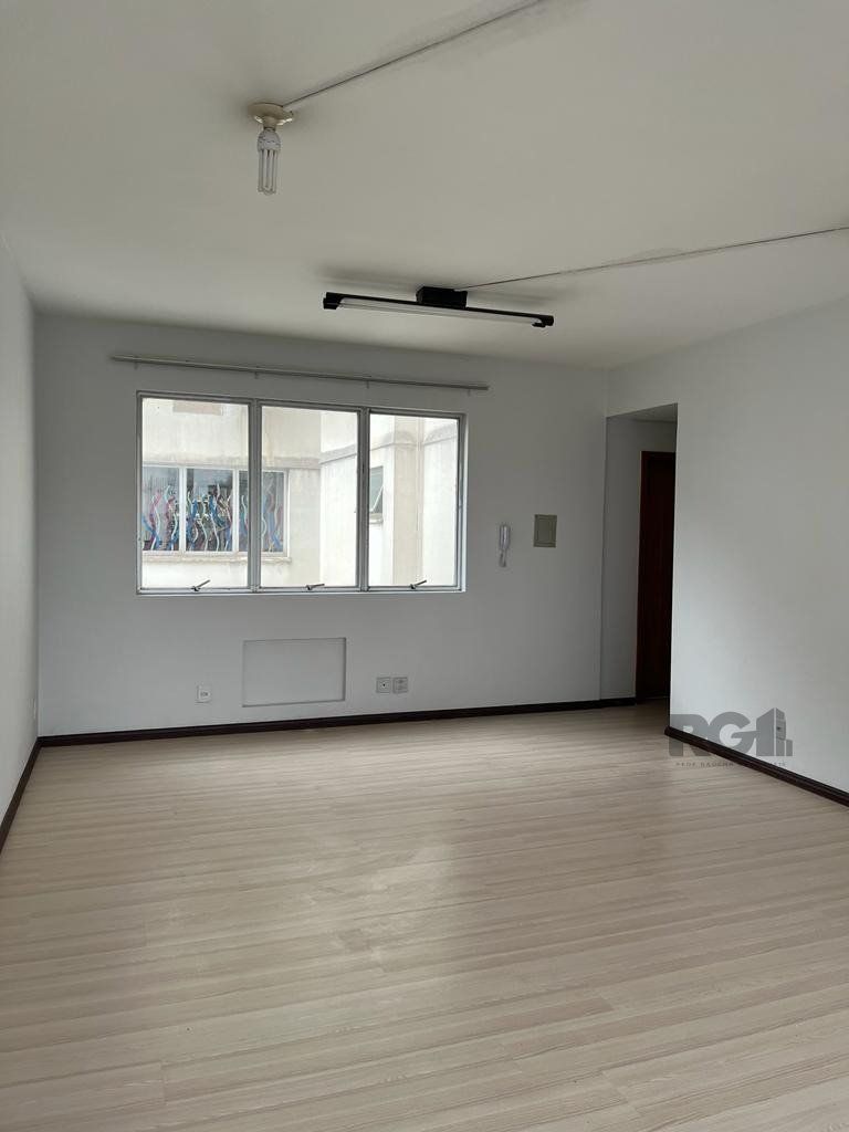 Sala Comercial à venda , 39m², 1 vaga, Rua João Guimarães no bairro Santa Cecília em Porto Alegre