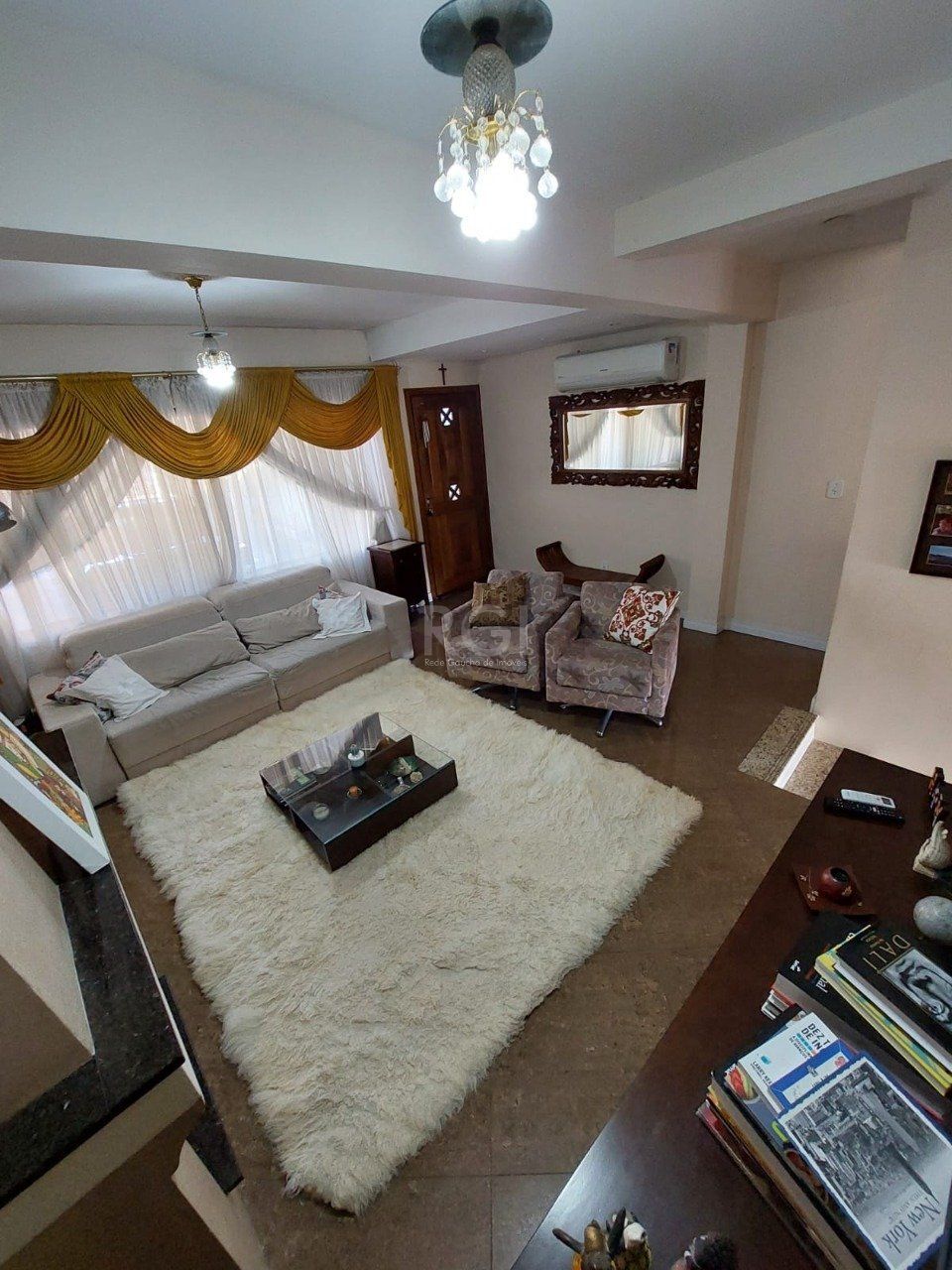 Casa à venda com 4 quartos, 216m² - Foto 1