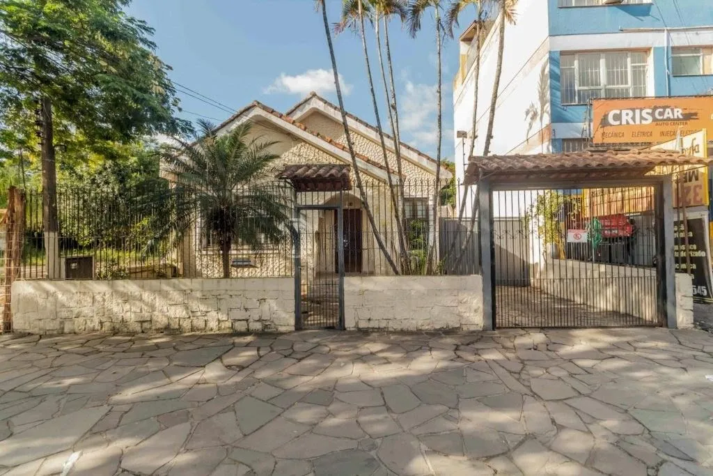 Casa com 156m², 3 dormitórios no bairro Nonoai em Porto Alegre para Comprar
