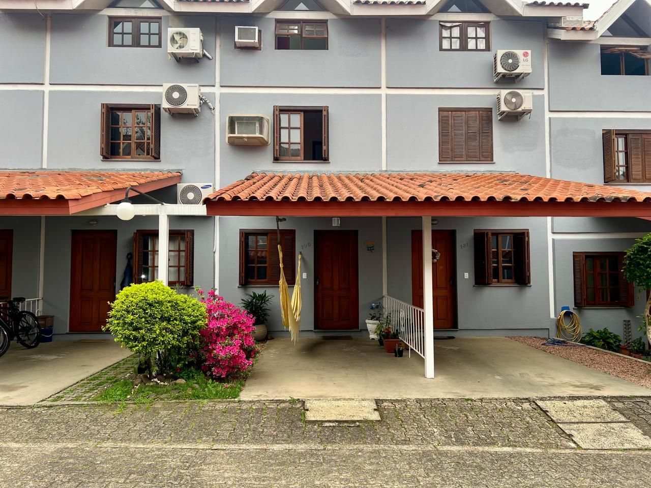 Casa em condomínio fechado  com 94m2, 3 dormitórios no bairro Camaquã.