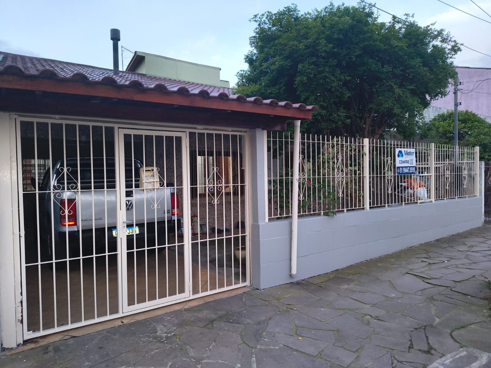 Casa com 2 vagas de garagem para carros pequenos
