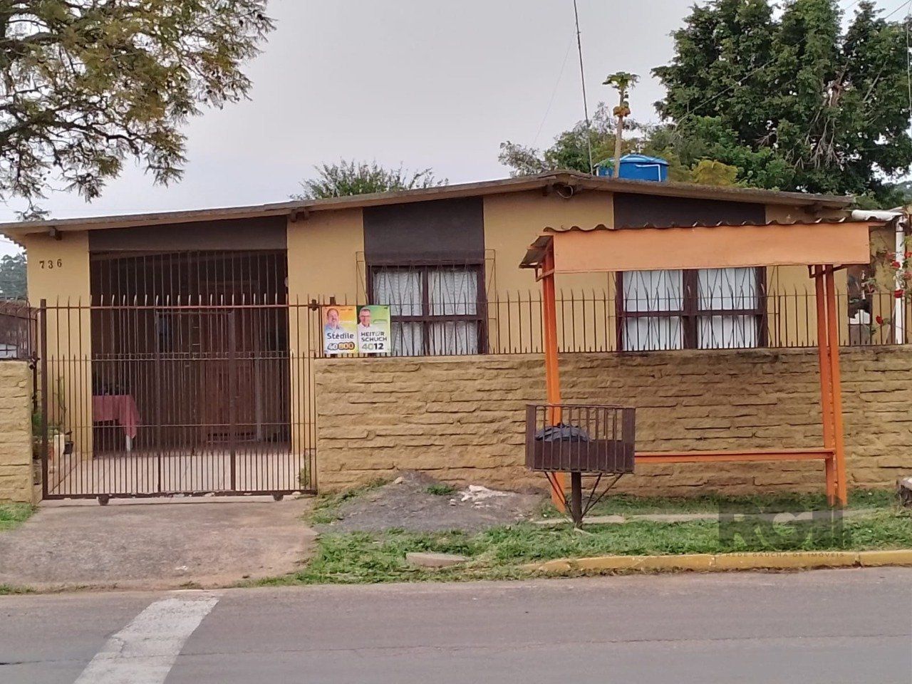 CASA DE ESQUINA 3 QUARTOS, VAGA DE GARAGEM, BAIRRO OLIMPICA, ESTEIO, RS.