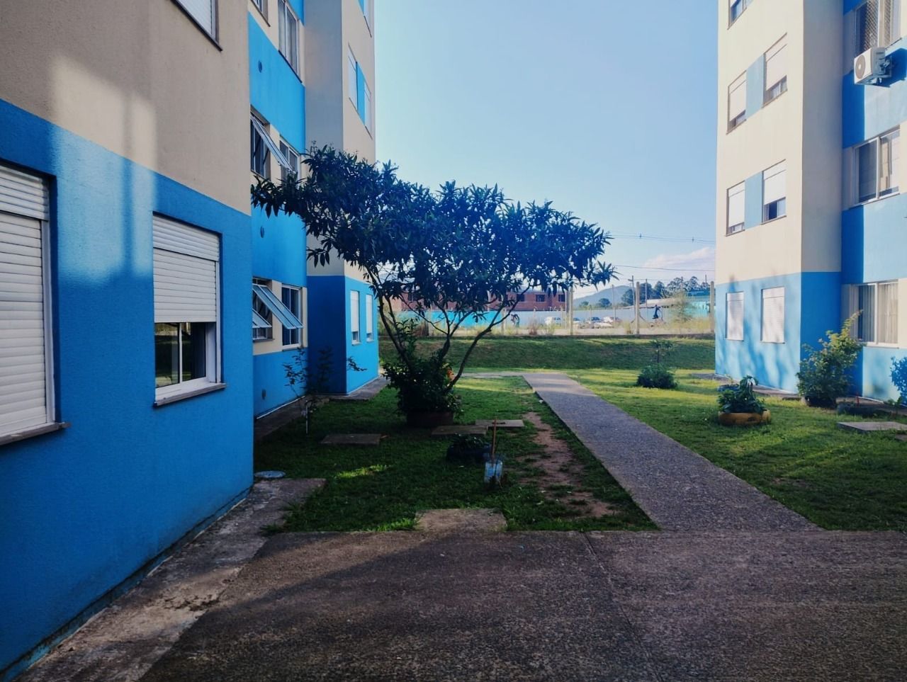 Apartamento de 2 dormitórios com vaga e portaria 24 horas !