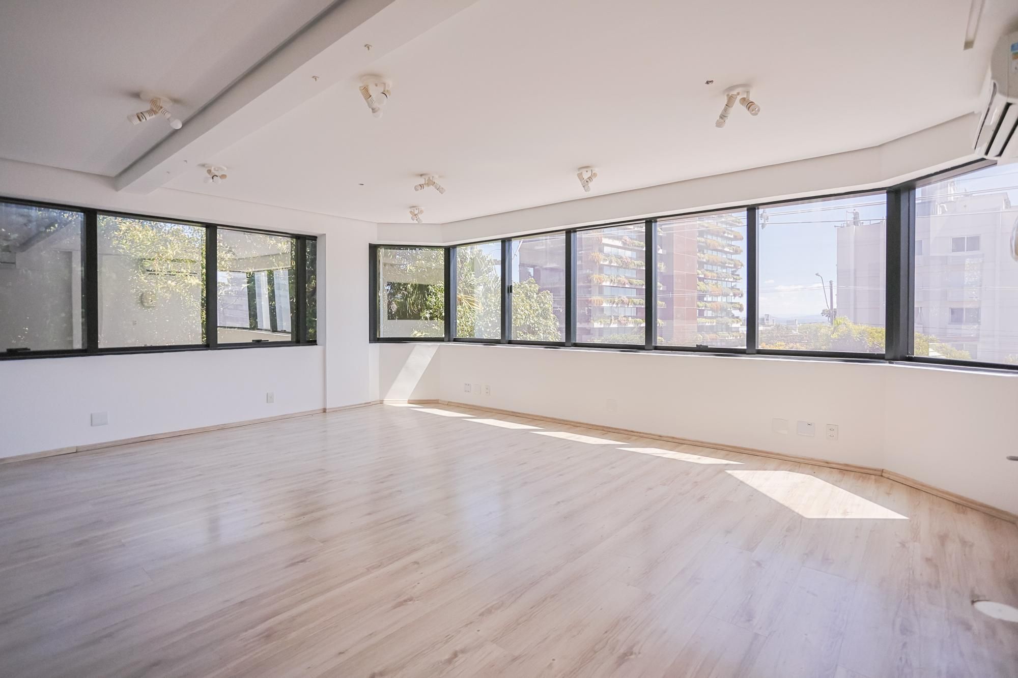 Sala comercial de 60m², vaga de garage, banheiro, no bairro Petrópolis